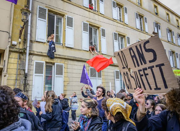 08.10.2026, Lothringen, Metz. Auch am Donnerstag protestieren mehrere hundert Schüler, so wie im übrigen Frankreich, in der Innenstadt von Metz für bessere Verhältnisse an Schulen.