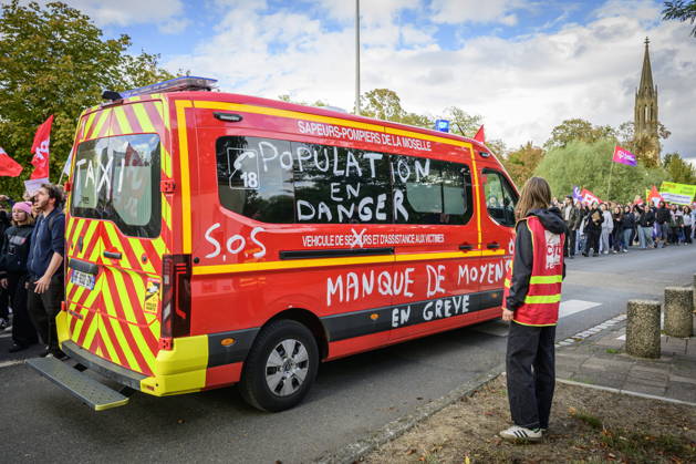 08.10.2026, Lothringen, Metz. Auch am Donnerstag protestieren mehrere hundert Schüler, so wie im übrigen Frankreich, in der Innenstadt von Metz für bessere Verhältnisse an Schulen.