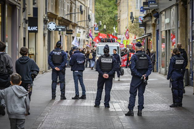 08.10.2026, Lothringen, Metz. Auch am Donnerstag protestieren mehrere hundert Schüler, so wie im übrigen Frankreich, in der Innenstadt von Metz für bessere Verhältnisse an Schulen.