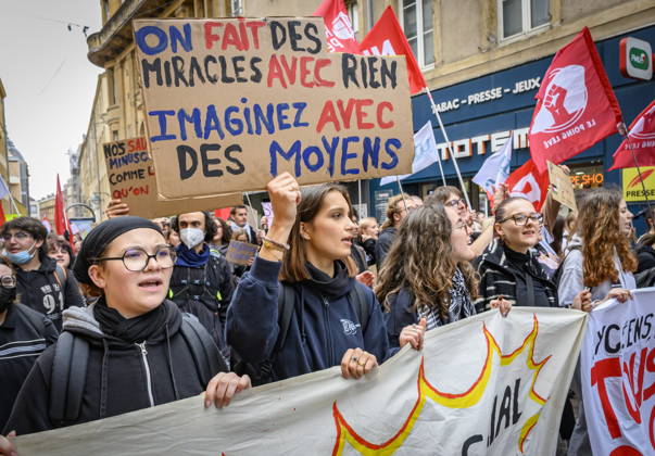 08.10.2026, Lothringen, Metz. Auch am Donnerstag protestieren mehrere hundert Schüler, so wie im übrigen Frankreich, in der Innenstadt von Metz für bessere Verhältnisse an Schulen.