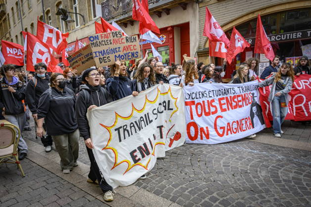 08.10.2026, Lothringen, Metz. Auch am Donnerstag protestieren mehrere hundert Schüler, so wie im übrigen Frankreich, in der Innenstadt von Metz für bessere Verhältnisse an Schulen.