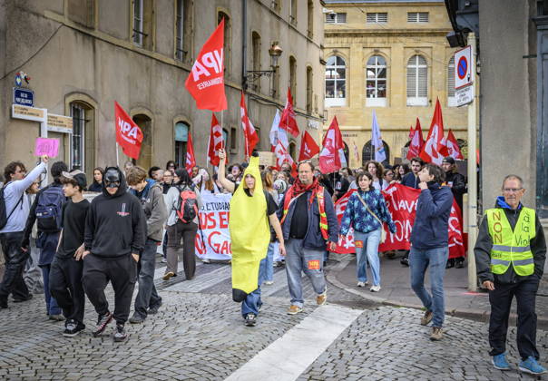 08.10.2026, Lothringen, Metz. Auch am Donnerstag protestieren mehrere hundert Schüler, so wie im übrigen Frankreich, in der Innenstadt von Metz für bessere Verhältnisse an Schulen.