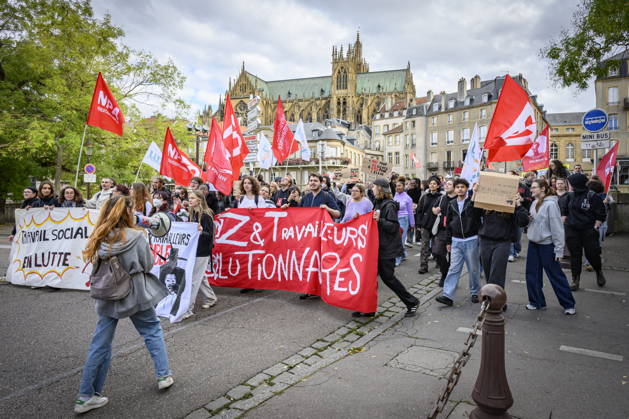 08.10.2026, Lothringen, Metz. Auch am Donnerstag protestieren mehrere hundert Schüler, so wie im übrigen Frankreich, in der Innenstadt von Metz für bessere Verhältnisse an Schulen.
