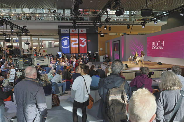 Frankfurt Impressionen 08.10.2026 Die 78. Frankfurter Buchmesse bietet für vieles eine Bühne hier Literaturbühne ARD Kultur Buch-Lounge Deutscher Buchpreis Preisträgerin Shida Bazyar mitihrem Buch Die Lücken im Gespräch mit Moderatorin Mona Ameziane Frankfurt (Main) Hessen Deutschland