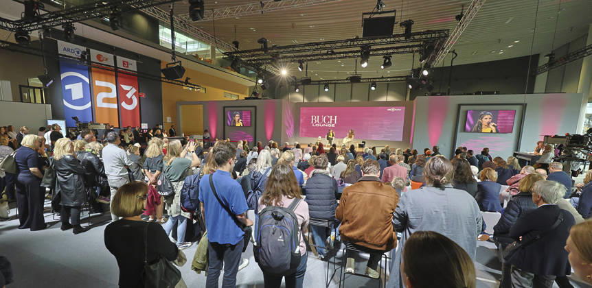 Frankfurt Impressionen 08.10.2026 Die 78. Frankfurter Buchmesse bietet für vieles eine Bühne hier Literaturbühne ARD Kultur Buch-Lounge Deutscher Buchpreis Preisträgerin Shida Bazyar mitihrem Buch Die Lücken im Gespräch mit Moderatorin Mona Ameziane Frankfurt (Main) Hessen Deutschland