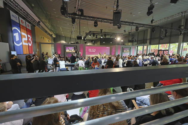 Frankfurt Impressionen 08.10.2026 Die 78. Frankfurter Buchmesse bietet für vieles eine Bühne hier Literaturbühne ARD Kultur Buch-Lounge Deutscher Buchpreis Preisträgerin Shida Bazyar mitihrem Buch Die Lücken im Gespräch mit Moderatorin Mona Ameziane Frankfurt (Main) Hessen Deutschland