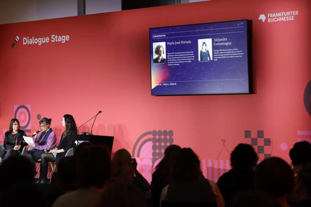 Frankfurt Impressionen 08.10.2026 Die 78. Frankfurter Buchmesse präsentiert das Ehrengastland Chile 2027 hier Pressekonferenz mit Maria José Ferrada und Alejandra Cosamagna und Moderation Daniela Sarrazin Frankfurt (Main) Hessen Deutschland