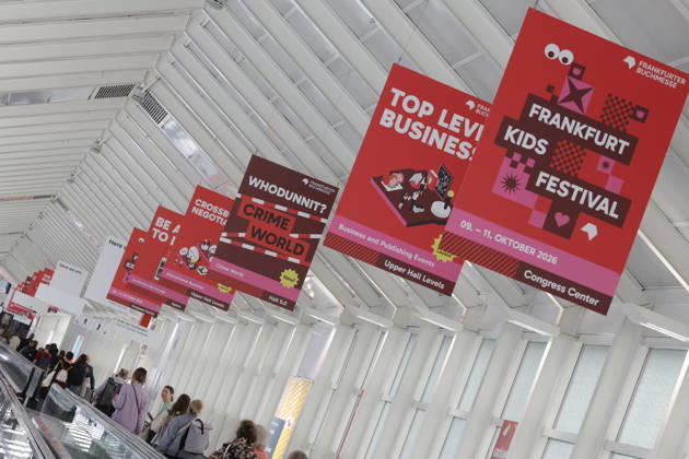 Frankfurt Impressionen 08.10.2026 Die 78. Frankfurter Buchmesse bietet für vieles eine Bühne hier Rolltreppe mit Besucher - darüber zahlreiche Plakate Frankfurt (Main) Hessen Deutschland
