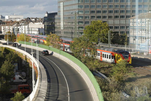 Frankfurt Impressionen 08.10.2026 Die 78. Frankfurter Buchmesse kann neben dem Auto auch per Zug und S-Bahn und U-Bahn erreicht werden Frankfurt (Main) Hessen Deutschland