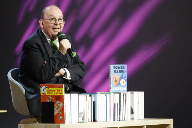 Frankfurt Impressionen 08.10.2026 Die 78. Frankfurter Buchmesse bietet für vieles eine Bühne hier Literaturbühne ARD Druckfrisch Literaturtipps von und mit Denis Scheck. Buch von Tomer Gardi Titel Liefern Frankfurt (Main) Hessen Deutschland