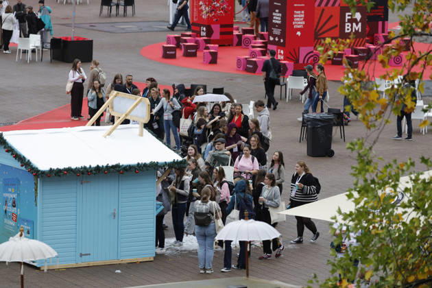 Frankfurt Impressionen 08.10.2026 Die 78. Frankfurter Buchmesse bietet für vieles eine Bühne hier Warteschlange im Außenbereich Frankfurt (Main) Hessen Deutschland
