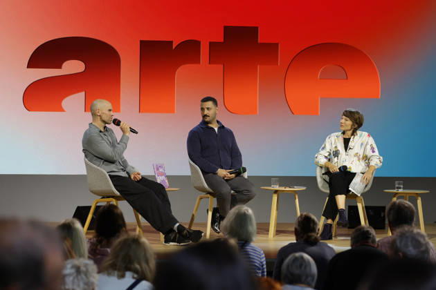 Frankfurt Impressionen 08.10.2026 Die 78. Frankfurter Buchmesse bietet für vieles eine Bühne hier Literaturbühne ARTE mit Autoren Paul Brodowsky und Fikri Anil Altintas über ihr Buch 30 real boys - Moderation Romy Straßenburg Frankfurt (Main) Hessen Deutschland