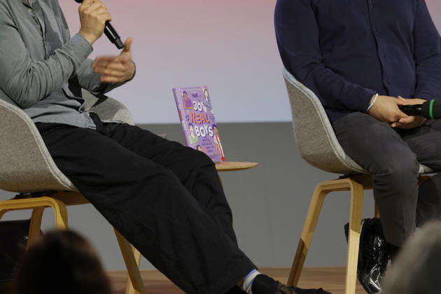 Frankfurt Impressionen 08.10.2026 Die 78. Frankfurter Buchmesse bietet für vieles eine Bühne hier Literaturbühne ARTE mit Autoren Paul Brodowsky und Fikri Anil Altintas über ihr Buch 30 real boys - Moderation Romy Straßenburg Frankfurt (Main) Hessen Deutschland