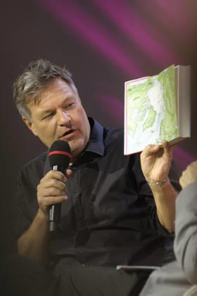 Frankfurt Impressionen 08.10.2026 Die 78. Frankfurter Buchmesse bietet für vieles eine Bühne hier Literaturbühne ARD Büchertalk mit Ex-Wirtschaftsminister Robert Habeck - Artic Meltdown - Moderation: Bärbel Schäfer Büchertalk Frankfurt (Main) Hessen Deutschland