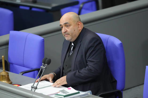 Deutscher Bundestag, 100. Plenarsitzung Omid Nouripour (Buendnis 90 Die Gruenen) der Vizepraesident des deutschen Bundestag im Portrait auf dem Vorsitz bei der 100. Sitzung des Deutschen Bundestag in Berlin, 09.10.2026 Berlin Berlin Deutschland