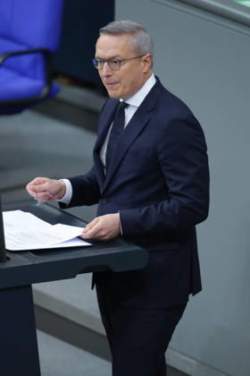 Deutscher Bundestag, 100. Plenarsitzung Dr. Karsten Wildberger, Bundesminister fuer Digitalisierung und Staatsmodernisierung im Portrait bei seiner Rede zur Aenderung des Telekommunikationsgesetz bei der 100. Sitzung des Deutschen Bundestag in Berlin, 09.10.2026 Berlin Berlin Deutschland