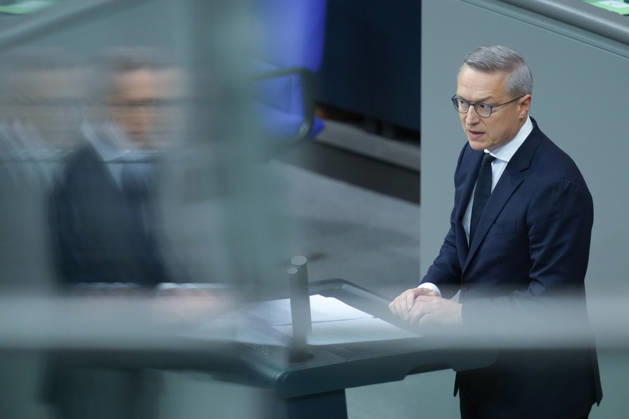 Deutscher Bundestag, 100. Plenarsitzung Dr. Karsten Wildberger, Bundesminister fuer Digitalisierung und Staatsmodernisierung im Portrait bei seiner Rede zur Aenderung des Telekommunikationsgesetz bei der 100. Sitzung des Deutschen Bundestag in Berlin, 09.10.2026 Berlin Berlin Deutschland