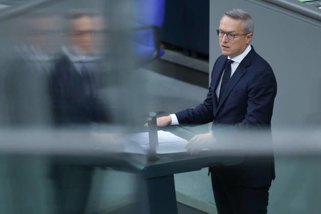Deutscher Bundestag, 100. Plenarsitzung Dr. Karsten Wildberger, Bundesminister fuer Digitalisierung und Staatsmodernisierung im Portrait bei seiner Rede zur Aenderung des Telekommunikationsgesetz bei der 100. Sitzung des Deutschen Bundestag in Berlin, 09.10.2026 Berlin Berlin Deutschland