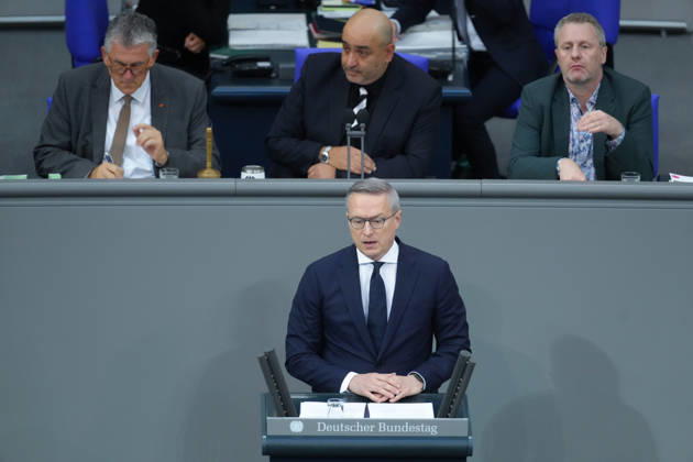 Deutscher Bundestag, 100. Plenarsitzung Dr. Karsten Wildberger, Bundesminister fuer Digitalisierung und Staatsmodernisierung im Portrait bei seiner Rede zur Aenderung des Telekommunikationsgesetz bei der 100. Sitzung des Deutschen Bundestag in Berlin, 09.10.2026 Berlin Berlin Deutschland