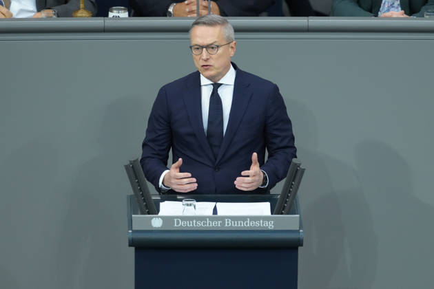 Deutscher Bundestag, 100. Plenarsitzung Dr. Karsten Wildberger, Bundesminister fuer Digitalisierung und Staatsmodernisierung mit Gestik bei seiner Rede zur Aenderung des Telekommunikationsgesetz bei der 100. Sitzung des Deutschen Bundestag in Berlin, 09.10.2026 Berlin Berlin Deutschland