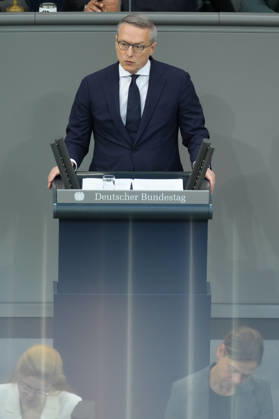 Deutscher Bundestag, 100. Plenarsitzung Dr. Karsten Wildberger, Bundesminister fuer Digitalisierung und Staatsmodernisierung im Portrait bei seiner Rede zur Aenderung des Telekommunikationsgesetz bei der 100. Sitzung des Deutschen Bundestag in Berlin, 09.10.2026 Berlin Berlin Deutschland