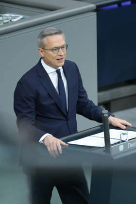 Deutscher Bundestag, 100. Plenarsitzung Dr. Karsten Wildberger, Bundesminister fuer Digitalisierung und Staatsmodernisierung im Portrait bei seiner Rede zur Aenderung des Telekommunikationsgesetz bei der 100. Sitzung des Deutschen Bundestag in Berlin, 09.10.2026 Berlin Berlin Deutschland