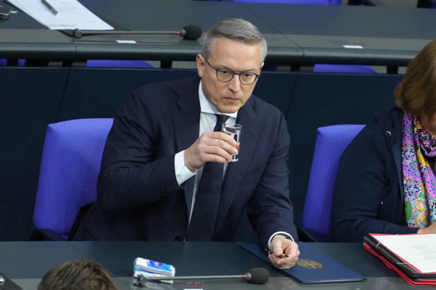 Deutscher Bundestag, 100. Plenarsitzung Dr. Karsten Wildberger, Bundesminister fuer Digitalisierung und Staatsmodernisierung trinkt ein Glas Wasser auf der Regierungsbank bei der 100. Sitzung des Deutschen Bundestag in Berlin, 09.10.2026 Berlin Berlin Deutschland