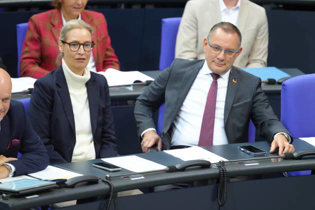 Deutscher Bundestag, 100. Plenarsitzung Die AfD Vorsitzenden Alice Weidel (AfD) und Tino Chrupalla (AfD) auf ihrem Platz im Plenum bei der 100. Sitzung des Deutschen Bundestag in Berlin, 09.10.2026 Berlin Berlin Deutschland