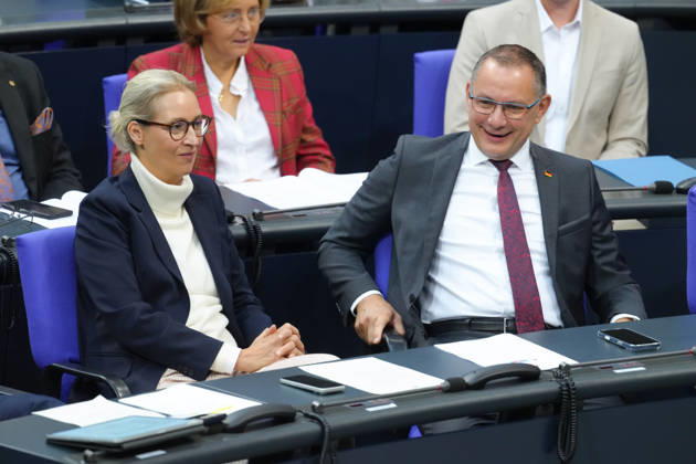 Deutscher Bundestag, 100. Plenarsitzung Die AfD Vorsitzenden Alice Weidel (AfD) und Tino Chrupalla (AfD) amuesieren sich gemeinsam auf ihrem Platz im Plenum bei der 100. Sitzung des Deutschen Bundestag in Berlin, 09.10.2026 Berlin Berlin Deutschland