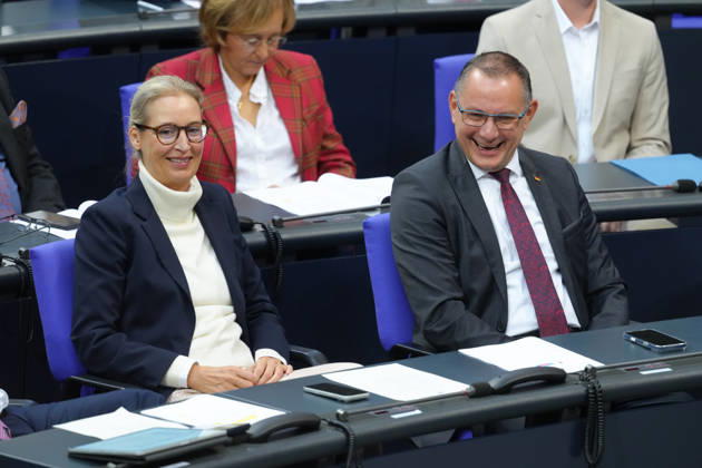 Deutscher Bundestag, 100. Plenarsitzung Die AfD Vorsitzenden Alice Weidel (AfD) und Tino Chrupalla (AfD) amuesieren sich gemeinsam auf ihrem Platz im Plenum bei der 100. Sitzung des Deutschen Bundestag in Berlin, 09.10.2026 Berlin Berlin Deutschland
