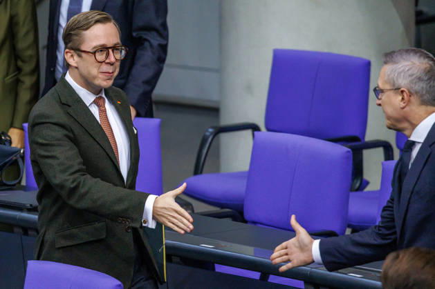 Bundestag Philipp Amthor (CDU) und Karsten Wildberger (CDU), Bundesminister fuer Digitales und Staatsmodernisierung, im Deutschen Bundestag am 09.10.26 in Berlin. Berlin Berlin Deutschland Bundestag