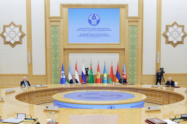 TURKMENISTAN, BALKAN PROVINCE - OCTOBER 9, 2026: Russia s President Vladimir Putin, Tajikistan s President Emomali Rahmon, Uzbekistan s President Shavkat Mirziyoyev and CIS Secretary General Sergei Lebedev (R-L) attend a meeting of the CIS Council of Heads of State in Turkmenbashi Turkmenistan  - ZUMAt113 20261009_zaa_t113_036 Copyright: xGavriilxGrigorovx
