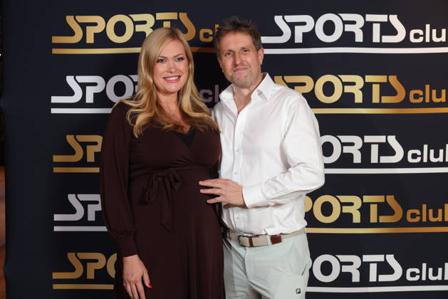 Werden bald Eltern: Melissa Günther mit Geschäftsführer und Gastgeber Alexander Sosa, Fitnessgeräte statt Roter Teppich - das 20. Fitnessstudio vom Sports Club wurde in Hamburg-Poppenbüttel eröffnet, prominente Gäste probierten die Fitness- und Wellnessgeräte inklusive Ladies-Area, Saunen und Relaxpool auf 5000 Quadratmetern Fläche gleich aus, Hamburg 8.10.2026