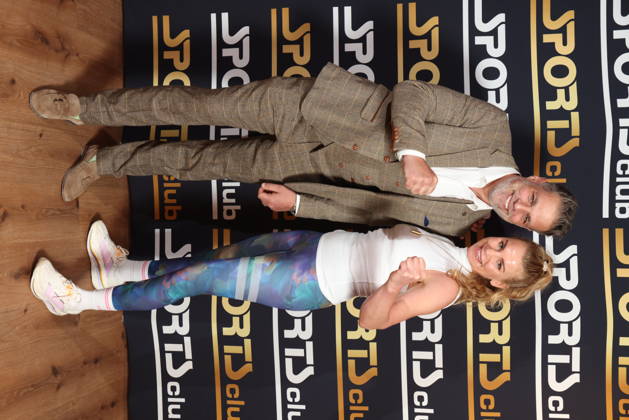 Moderator Carsten Spengemann mit Boxerin Natalie Zimmermann, Fitnessgeräte statt Roter Teppich - das 20. Fitnessstudio vom Sports Club wurde in Hamburg-Poppenbüttel eröffnet, prominente Gäste probierten die Fitness- und Wellnessgeräte inklusive Ladies-Area, Saunen und Relaxpool auf 5000 Quadratmetern Fläche gleich aus, Hamburg 8.10.2026