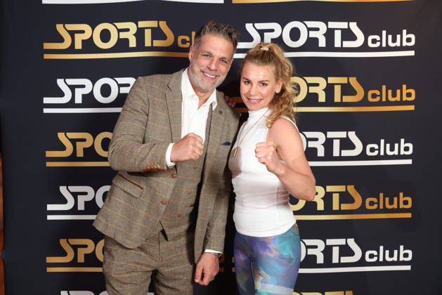 Moderator Carsten Spengemann mit Boxerin Natalie Zimmermann, Fitnessgeräte statt Roter Teppich - das 20. Fitnessstudio vom Sports Club wurde in Hamburg-Poppenbüttel eröffnet, prominente Gäste probierten die Fitness- und Wellnessgeräte inklusive Ladies-Area, Saunen und Relaxpool auf 5000 Quadratmetern Fläche gleich aus, Hamburg 8.10.2026