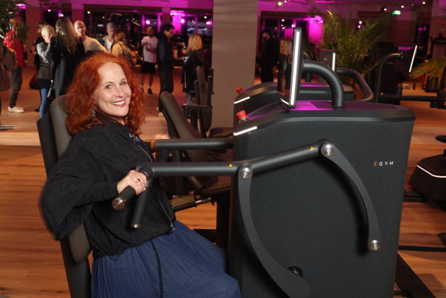 Schauspielerin Christiane Leuchtmann, Fitnessgeräte statt Roter Teppich - das 20. Fitnessstudio vom Sports Club wurde in Hamburg-Poppenbüttel eröffnet, prominente Gäste probierten die Fitness- und Wellnessgeräte inklusive Ladies-Area, Saunen und Relaxpool auf 5000 Quadratmetern Fläche gleich aus, Hamburg 8.10.2026