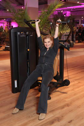Schauspielerin Andrea Lüdke, Fitnessgeräte statt Roter Teppich - das 20. Fitnessstudio vom Sports Club wurde in Hamburg-Poppenbüttel eröffnet, prominente Gäste probierten die Fitness- und Wellnessgeräte inklusive Ladies-Area, Saunen und Relaxpool auf 5000 Quadratmetern Fläche gleich aus, Hamburg 8.10.2026