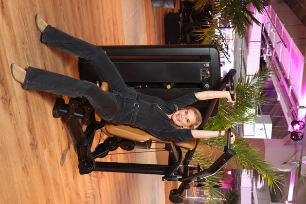 Schauspielerin Andrea Lüdke, Fitnessgeräte statt Roter Teppich - das 20. Fitnessstudio vom Sports Club wurde in Hamburg-Poppenbüttel eröffnet, prominente Gäste probierten die Fitness- und Wellnessgeräte inklusive Ladies-Area, Saunen und Relaxpool auf 5000 Quadratmetern Fläche gleich aus, Hamburg 8.10.2026