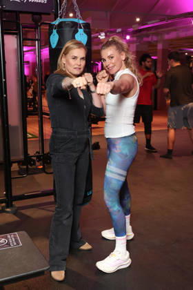 Schauspielerin Andrea Lüdke mit Boxerin Natalie Zimmermann, Fitnessgeräte statt Roter Teppich - das 20. Fitnessstudio vom Sports Club wurde in Hamburg-Poppenbüttel eröffnet, prominente Gäste probierten die Fitness- und Wellnessgeräte inklusive Ladies-Area, Saunen und Relaxpool auf 5000 Quadratmetern Fläche gleich aus, Hamburg 8.10.2026