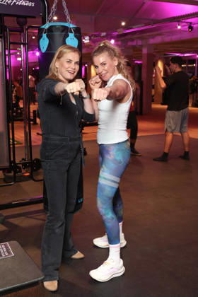 Schauspielerin Andrea Lüdke mit Boxerin Natalie Zimmermann, Fitnessgeräte statt Roter Teppich - das 20. Fitnessstudio vom Sports Club wurde in Hamburg-Poppenbüttel eröffnet, prominente Gäste probierten die Fitness- und Wellnessgeräte inklusive Ladies-Area, Saunen und Relaxpool auf 5000 Quadratmetern Fläche gleich aus, Hamburg 8.10.2026