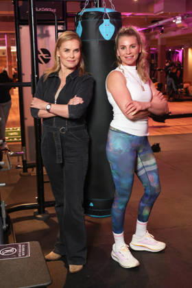 Schauspielerin Andrea Lüdke mit Boxerin Natalie Zimmermann, Fitnessgeräte statt Roter Teppich - das 20. Fitnessstudio vom Sports Club wurde in Hamburg-Poppenbüttel eröffnet, prominente Gäste probierten die Fitness- und Wellnessgeräte inklusive Ladies-Area, Saunen und Relaxpool auf 5000 Quadratmetern Fläche gleich aus, Hamburg 8.10.2026