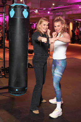 Schauspielerin Andrea Lüdke mit Boxerin Natalie Zimmermann, Fitnessgeräte statt Roter Teppich - das 20. Fitnessstudio vom Sports Club wurde in Hamburg-Poppenbüttel eröffnet, prominente Gäste probierten die Fitness- und Wellnessgeräte inklusive Ladies-Area, Saunen und Relaxpool auf 5000 Quadratmetern Fläche gleich aus, Hamburg 8.10.2026