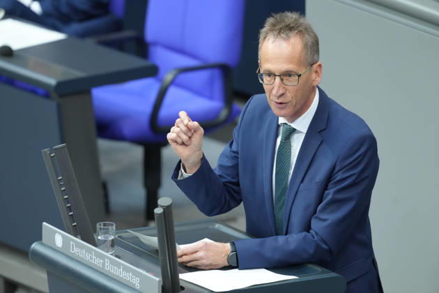 Deutscher Bundestag, 100. Plenarsitzung Detlef Seif (CDU) im Portrait untermauert der Abgeordnete seine Aussagen mit Gestik bei seiner Rede zur Migrationswende bei der 100. Sitzung des Deutschen Bundestag in Berlin, 09.10.2026 Berlin Berlin Deutschland
