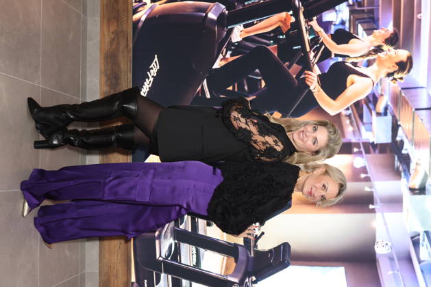 Profitänzerin Christine Deck mit Schwester Ella Deck, Fitnessgeräte statt Roter Teppich - das 20. Fitnessstudio vom Sports Club wurde in Hamburg-Poppenbüttel eröffnet, prominente Gäste probierten die Fitness- und Wellnessgeräte inklusive Ladies-Area, Saunen und Relaxpool auf 5000 Quadratmetern Fläche gleich aus, Hamburg 8.10.2026