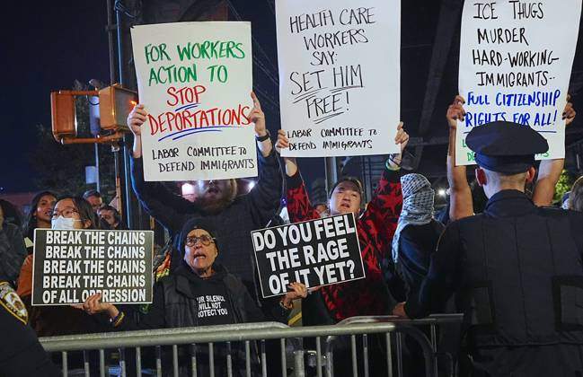Protesters rally after ICE shooting of New York man in car with child inside NEW YORK, UNITED STATES - OCTOBER 08: Protesters rally after an Immigration and Customs Enforcement (ICE) agent shot a man as he sat in a car with a child inside on October 8, 2026, in New York City, U.S. Selcuk Acar Anadolu New York United States. Editorial use only. Please get in touch for any other usage.  Copyright: x2026xAnadoluxSelcukxAcarx