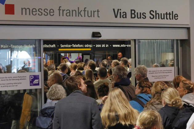 Frankfurt Impressionen 09.10.2026 Die 78. Frankfurter Buchmesse öffnet heute die Tore für alle Besucher - grosser Andrang bei der Bushaltestelle am Parkhaus Rebstockgelände Frankfurt (Main) Hessen Deutschland