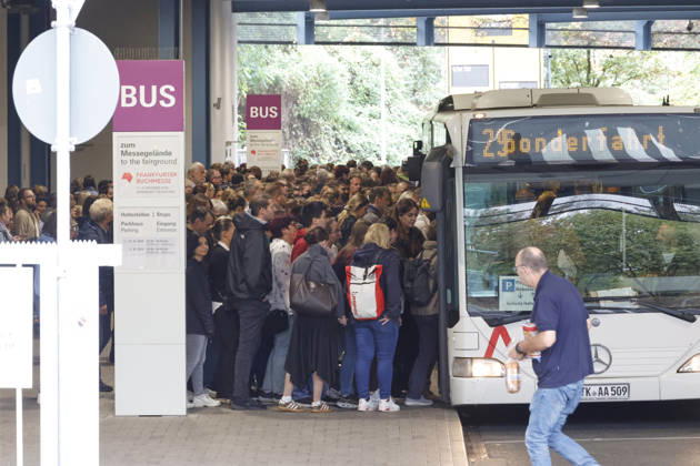 Frankfurt Impressionen 09.10.2026 Die 78. Frankfurter Buchmesse öffnet heute die Tore für alle Besucher - grosser Andrang bei der Bushaltestelle am Parkhaus Rebstockgelände Frankfurt (Main) Hessen Deutschland