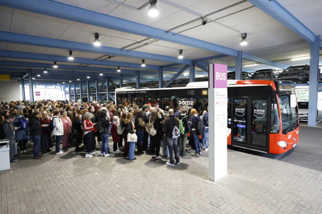 Frankfurt Impressionen 09.10.2026 Die 78. Frankfurter Buchmesse öffnet heute die Tore für alle Besucher - grosser Andrang bei der Bushaltestelle am Parkhaus Rebstockgelände Frankfurt (Main) Hessen Deutschland