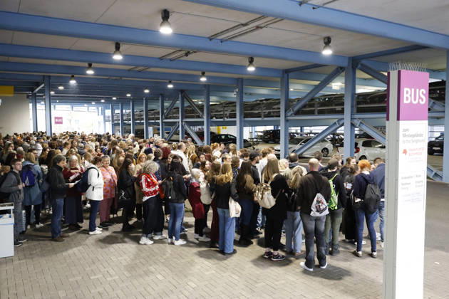 Frankfurt Impressionen 09.10.2026 Die 78. Frankfurter Buchmesse öffnet heute die Tore für alle Besucher - grosser Andrang bei der Bushaltestelle am Parkhaus Rebstockgelände Frankfurt (Main) Hessen Deutschland