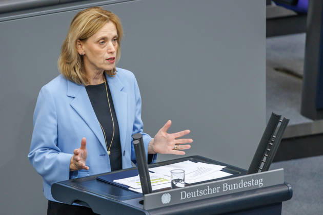Bundestag Karin Prien (CDU), Bundesfamilienministerin, im Deutschen Bundestag am 09.10.26 in Berlin. Berlin Berlin Deutschland Bundestag